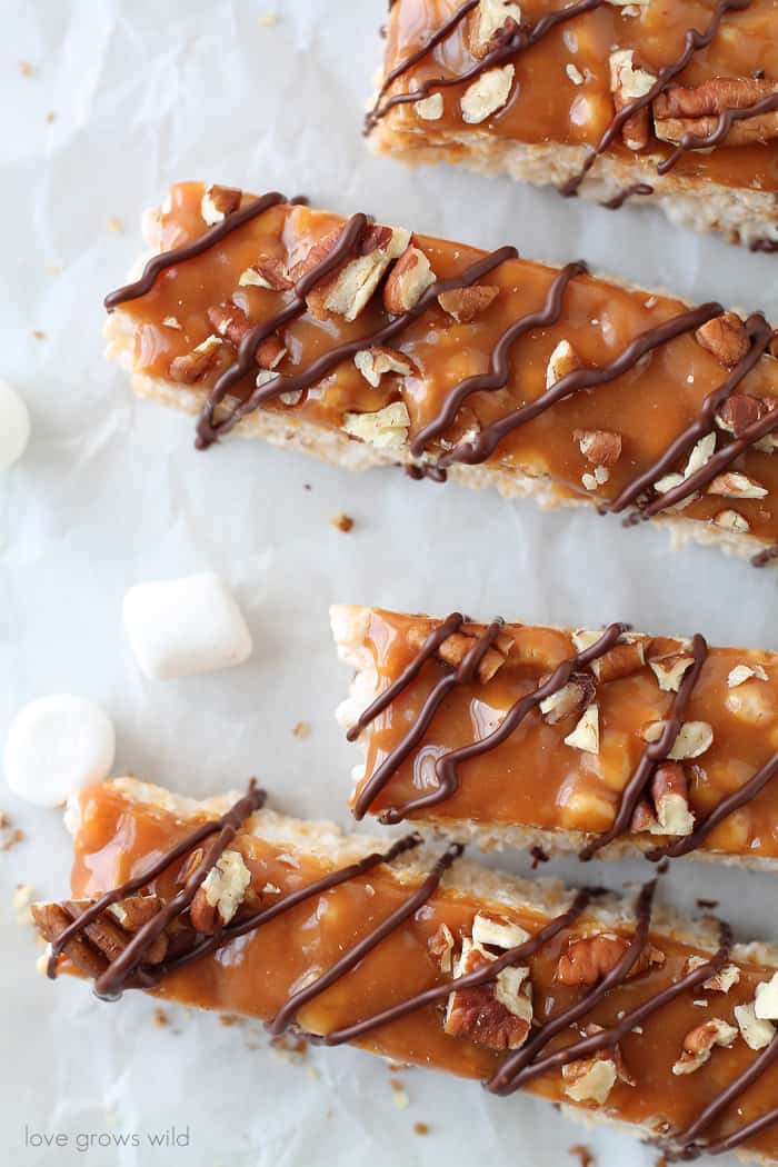 Classic rice krispie treats with a delicious turtle topping of creamy caramel, crunchy pecans, and a decadent chocolate drizzle! | Love Grows Wild for okhealthlyliving.com