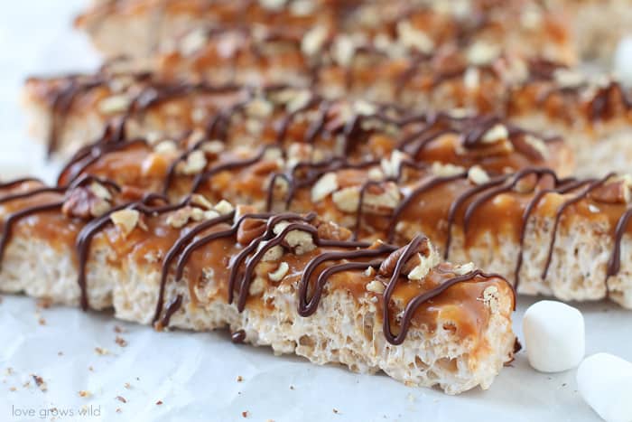 Classic rice krispie treats with a delicious turtle topping of creamy caramel, crunchy pecans, and a decadent chocolate drizzle! | Love Grows Wild for okhealthlyliving.com