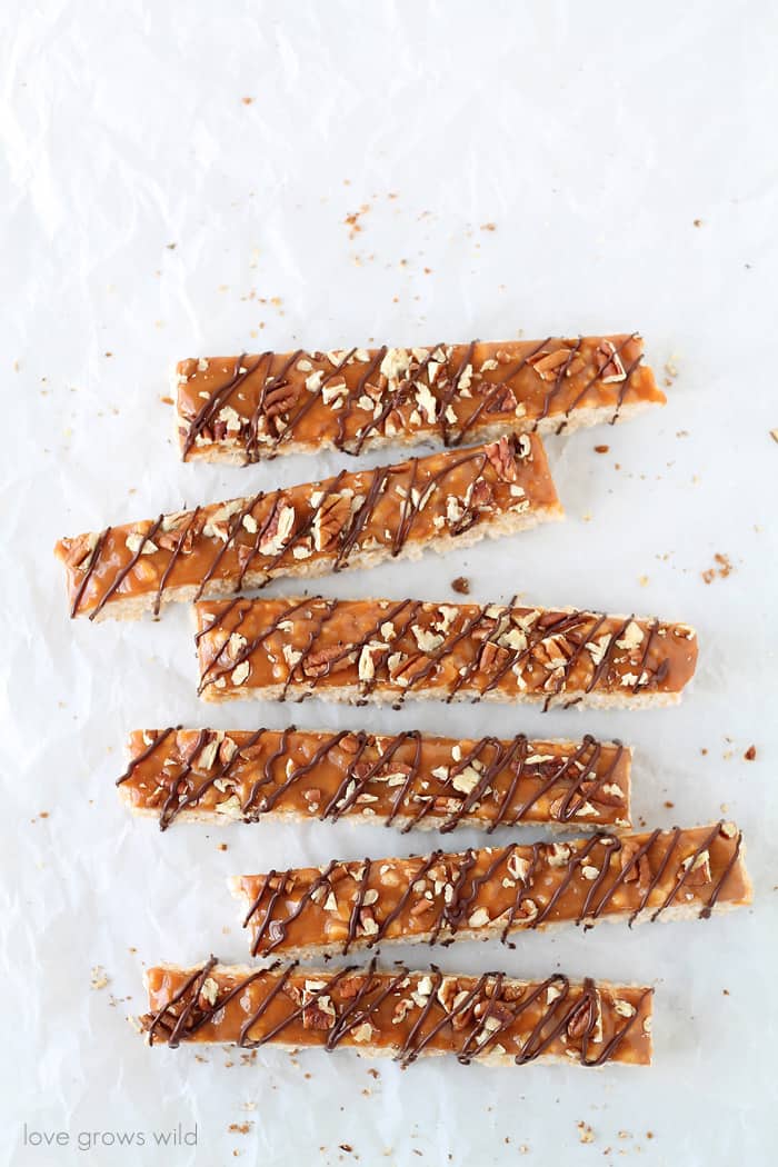 Classic rice krispie treats with a delicious turtle topping of creamy caramel, crunchy pecans, and a decadent chocolate drizzle! | Love Grows Wild for okhealthlyliving.com