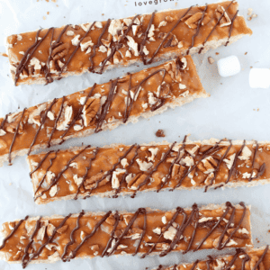 Classic rice krispie treats with a delicious turtle topping of creamy caramel, crunchy pecans, and a decadent chocolate drizzle! | Love Grows Wild for okhealthlyliving.com