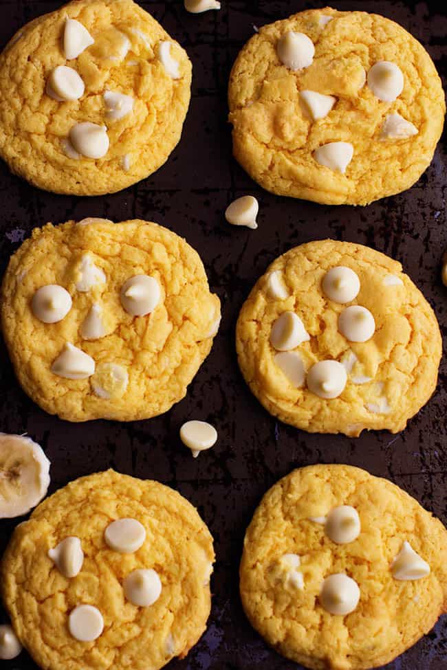 banana cream pudding cookies in rows on a cooling sheet.