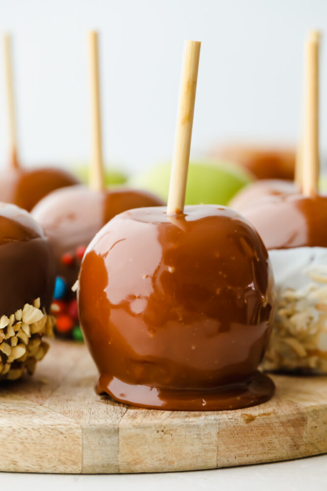 A variety of caramel apples with different toppings.