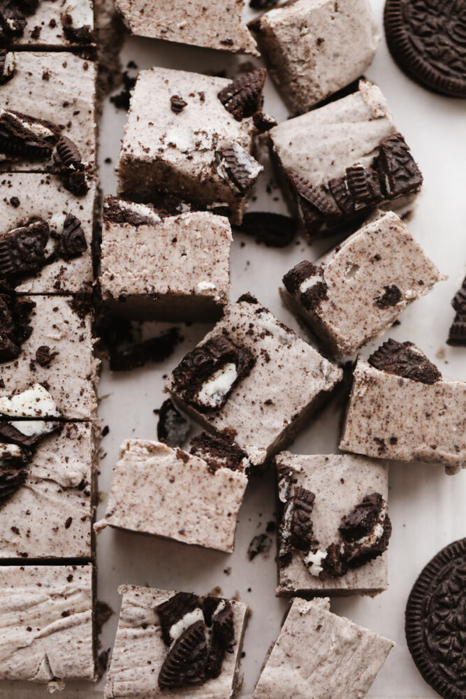 Squares of fudge on a pan with oreos on top. 