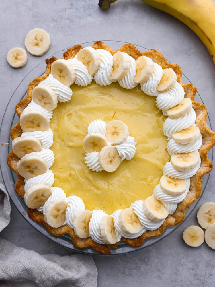 Top-down view of a whole banana cream pie.