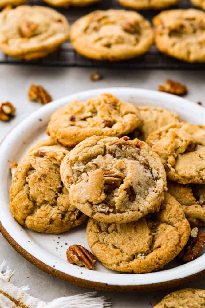 Butter pecan cookies in a white plate.