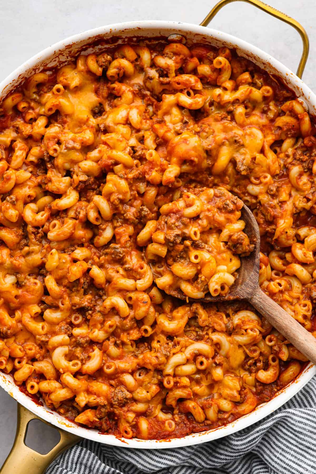 A blue and white skillet full of beefaroni.