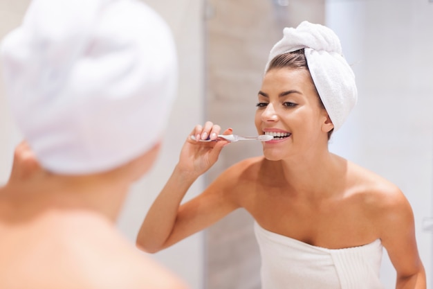 Indulge in These Tooth-Friendly Delights: Your Dentist’s Guide to Natural Oral Cleansing!