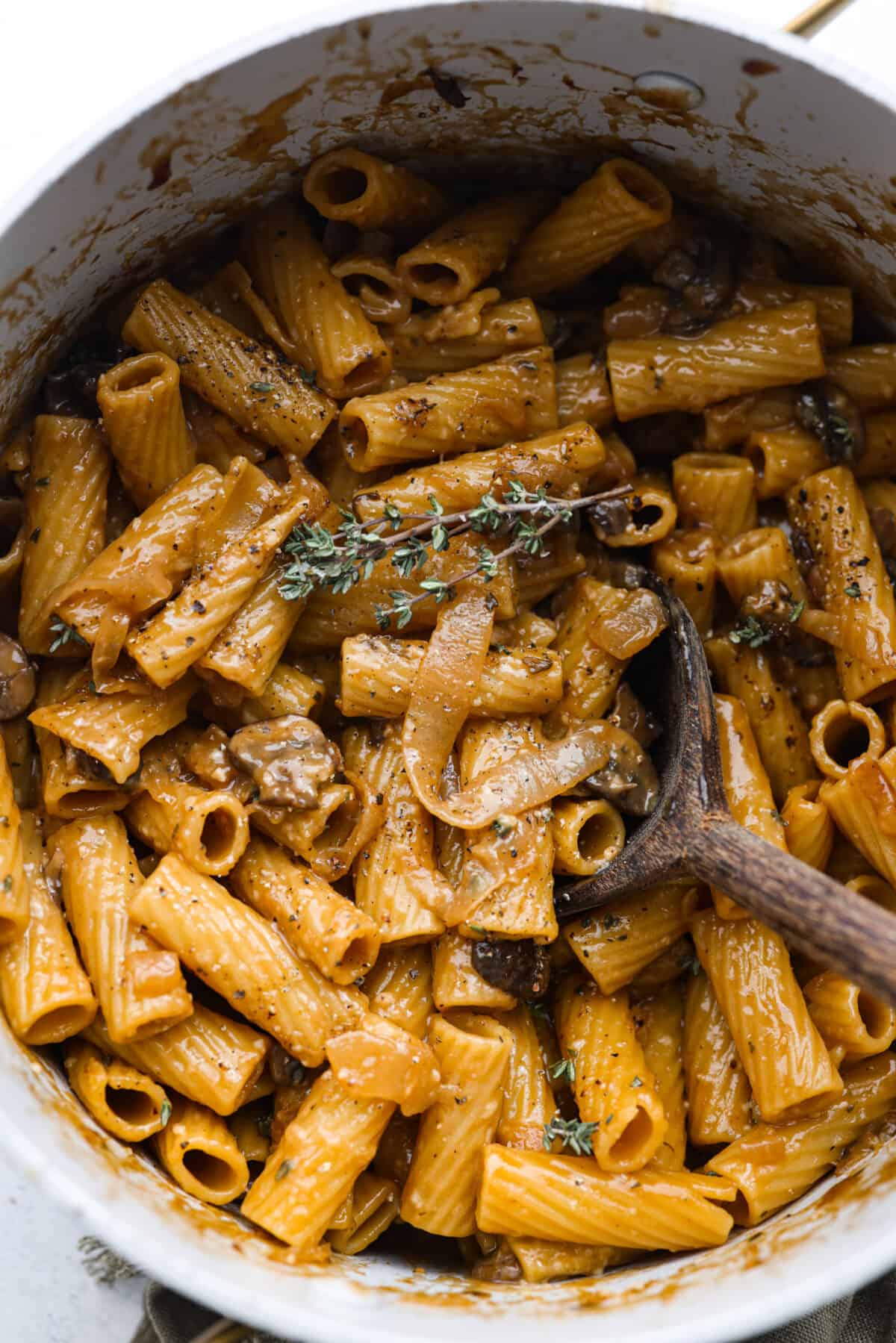 Onion pasta in a white pot.