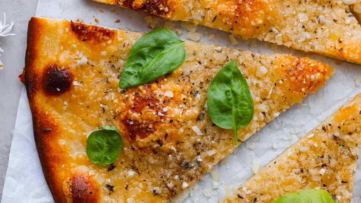 The top view of cacio e pepe pizza.